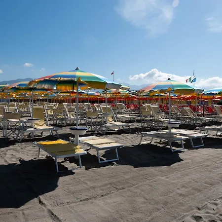 Bagno Lunezia Отель Марина-ди-Каррара